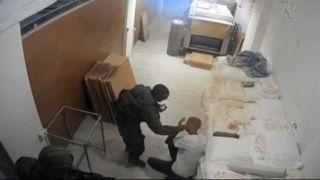 حمله وحشیانه به جوان نانوا | این تصاویر توسط دوربین‌های مداربسته ثبت شد!