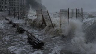 تصاویر هولناک از ورود آب دریا به خانه ها تصاویر هولناک از ورود آب دریا به خانه ها