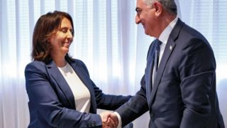 زن اسرائیلی که پشت رضا پهلوی است، کیست؟