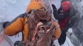 کوهنوردانی که در اورست یخ زدند؛ واقعیت تلخ مسیر بلندترین قله جهان