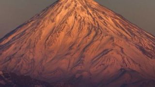 ماه کامل بر فراز قله دماوند