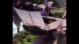 تصادف شدید در بزرگراه، خودرو را به دو قسمت تقسیم کرد ! تصادف شدید در بزرگراه، خودرو را به دو قسمت تقسیم کرد !