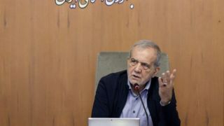 پزشکیان: پنل‌های خورشیدی نباید در گمرک بمانند