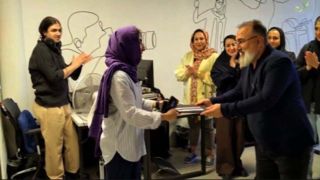 لحظه تقدیر از خبرنگار پس از درگیری لفظی معاون وزیر در نشست خبری