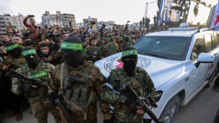 پخش زنده تبادل اسرا میان حماس و اسرائیل | فرود اولین هلیکوپتر برای انتقال اسیران