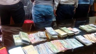 انهدام باند اخلالگران ارزی و کشف ۱۸ هزار دلار ارز دولتی در فرودگاه اصفهان انهدام باند اخلالگران ارزی و کشف ۱۸ هزار دلار ارز دولتی در فرودگاه اصفهان