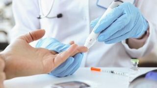 کمبودی در زمینه تولید انسولین وجود ندارد/ روند انتقال پول دارو و تجهیزات پزشکی سرعت می‌گیرد