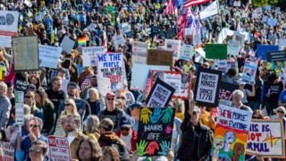 اعتراض میلیونها آمریکایی به سیاستهای ترامپ در سراسر آمریکا اعتراض میلیونها آمریکایی به سیاستهای ترامپ در سراسر آمریکا