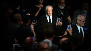 مایکل مان جایزه لومیر را از ایزابل هوپر دریافت کرد