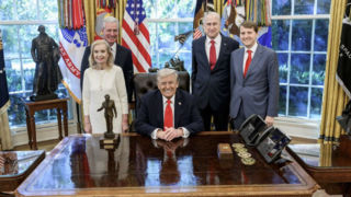 سرانجام آمریکاییها به ترامپ جایزه صلح دادند سرانجام آمریکاییها به ترامپ جایزه صلح دادند