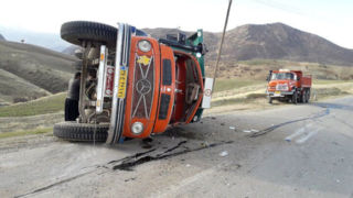 تصاویر واژگونی یک کامیون حامل آرد