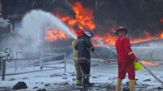 انفجار و آتشسوزی در یک انبار نفتی در جنوب عراق انفجار و آتشسوزی در یک انبار نفتی در جنوب عراق