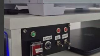 ابتکار جالب کاربر ردیت؛ کامپیوتر را به سبک خلبان جت روشن کنید