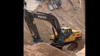 تصاویری از عملیات حفاری در شهر حمد در شمال خان‌یونس