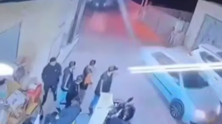 پرتاب نارنجک صوتی توسط صهیونیستها بین مردم فلسطینی در کرانه باختری پرتاب نارنجک صوتی توسط صهیونیستها بین مردم فلسطینی در کرانه باختری