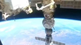 یک تایملپس زیبا از ایستگاه فضایی و فعالیت دو فضانورد در خارج از ایستگاه یک تایملپس زیبا از ایستگاه فضایی و فعالیت دو فضانورد در خارج از ایستگاه