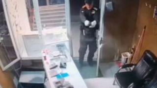 توضیح درباره فیلم سرقت از طلافروشی با لباس پلیس توضیح درباره فیلم سرقت از طلافروشی با لباس پلیس