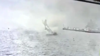 لحظه سقوط جنگنده آمریکا در دریای جنوبی چین