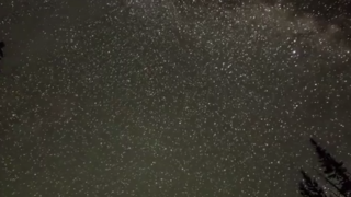 حرکت زیبای ستارگان در آسمان؛ رقص نورهای شبانه در دل کهکشان حرکت زیبای ستارگان در آسمان؛ رقص نورهای شبانه در دل کهکشان