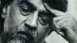 انتقادها به سنگ مزار قیصر: ۱۸ سال است که کاری نمی‌کنند! 