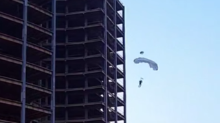 بیس جامپ خطرناک از ساختمان ۵۴ متری!