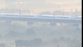 عبور قطار سریع‌السیر چینی از کوهستان مه‌آلود در شهر «آن‌هوی»