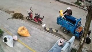 سقوط پیاپی یک کودک از پشت موتور سه چرخ