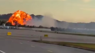 لحظه سقوط هواپیما در شهر لوئیزویل آمریکا لحظه سقوط هواپیما در شهر لوئیزویل آمریکا