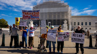 ترامپ زیر تیغ دیوان عالی؛ آیا اعمال تعرفه ها بعنوان ابزار سیاست خارجی او محدود می‌شود؟