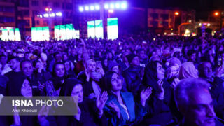 رونمایی از مجسمه «زانو زنندگان برابر ایران»