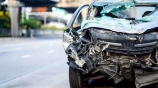 سقوط هولناک یک خودرو از پلههای شهری سقوط هولناک یک خودرو از پلههای شهری