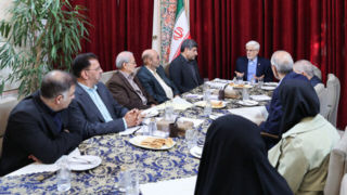 عارف: خودسوزی جوان اهوازی و خودکشی یک روزنامهنگار نشانه بحران اجتماعی است عارف: خودسوزی جوان اهوازی و خودکشی یک روزنامهنگار نشانه بحران اجتماعی است