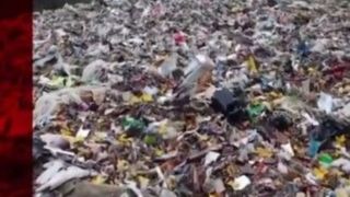 کوه زباله در امتداد در بزرگراه منتهی به لندن کوه زباله در امتداد در بزرگراه منتهی به لندن