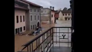 جاری شدن سیل در ایتالیا جاری شدن سیل در ایتالیا