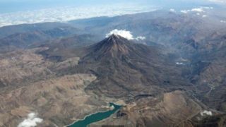 چرا قله دماوند دیگر برف ندارد؟