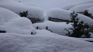 ارتفاع برف در نزدیک ترین همسایه ایران