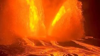 جریان گدازه در دهانه آتشفشان کیلاویا جریان گدازه در دهانه آتشفشان کیلاویا