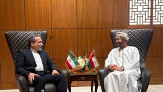 دیدار و گفتوگوی عراقچی با همتای عمانی در بدو ورود به مسقط دیدار و گفتوگوی عراقچی با همتای عمانی در بدو ورود به مسقط