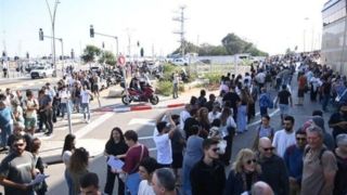 صف طولانی صهیونیستها در برابر سفارت پرتغال برای فرار از فلسطین اشغالی صف طولانی صهیونیستها در برابر سفارت پرتغال برای فرار از فلسطین اشغالی