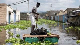 یک روستا در کنیا در پی طغیان دریاچه زیر آب رفت