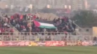 پرچم فلسطین در دستان هواداران تراکتور