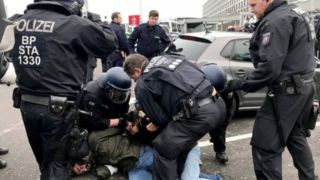 حمله معترضان آلمانی به خودرو پلیس حمله معترضان آلمانی به خودرو پلیس