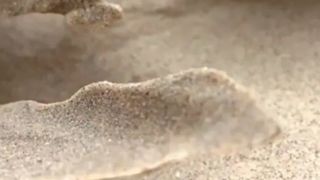 شن‌های یخ‌زده در ساحل دریاچه میشیگان