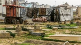 جریان زندگی در میان قبرستان‌های غزه