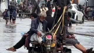 عبور فلسطینیها با گاری از میان سیلاب عبور فلسطینیها با گاری از میان سیلاب