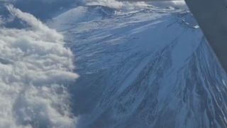 نمای فوق العاده دیدنی کوه فوجی از داخل هواپیما نمای فوق العاده دیدنی کوه فوجی از داخل هواپیما
