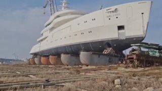 لحظهٔ ورود کشتی غول‌پیکر به آب