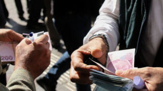  فاصله ۲۰۰۰ تومانی نرخ خرید و فروش دلار