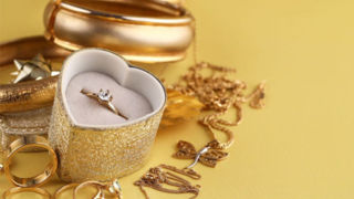 قیمت هر گرم طلای ۱۸ عیار امروز چقدر است و چه عواملی آن را تعیین میکند؟ قیمت هر گرم طلای ۱۸ عیار امروز چقدر است و چه عواملی آن را تعیین میکند؟