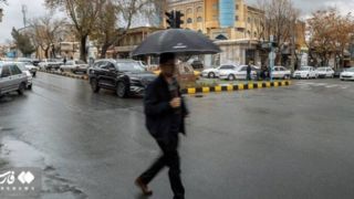 چتر باران بر سر مردم در کردستان